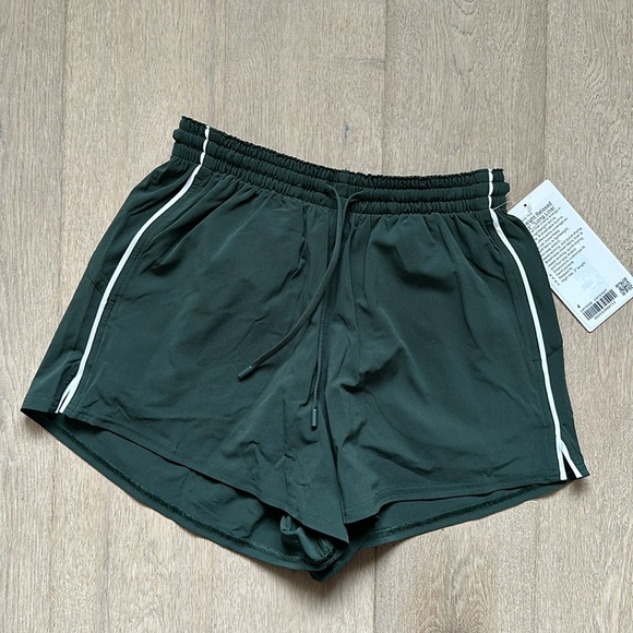 lululemon athletica Pants - NWT lightweight high rise relaxed short 3" long liner legacy green/white size 4